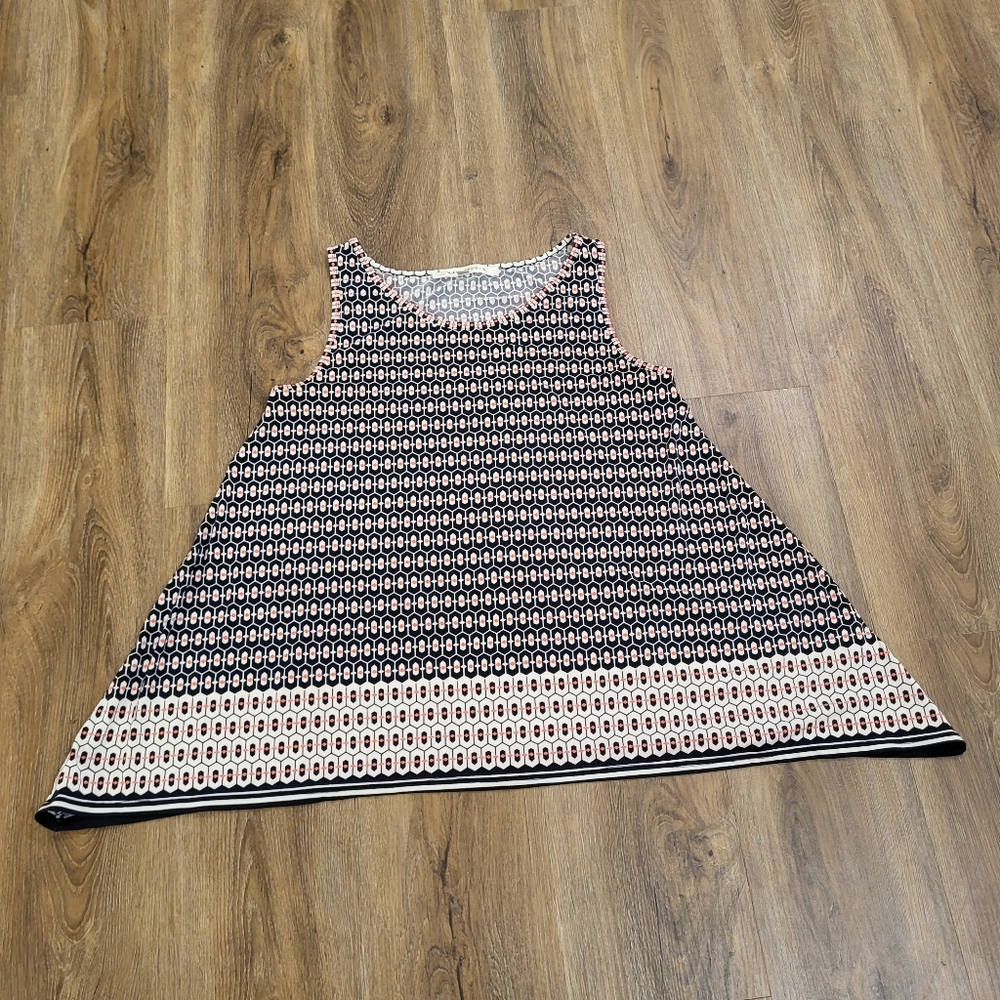 Max Studio Relaxed Triangle Wide Tank Top Size Medium Slinky Liquid Travel